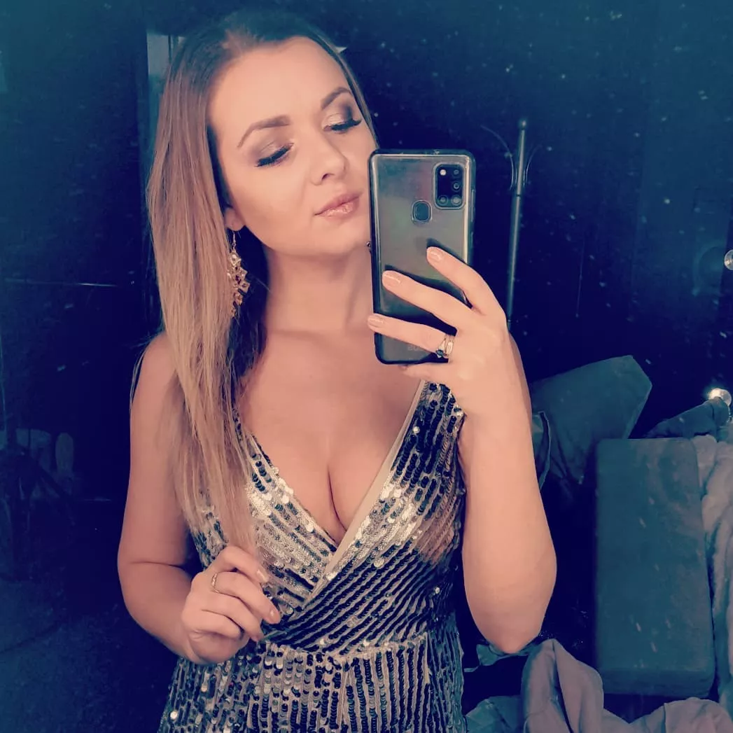 Gorące zdjęcia znanej wokalistki disco polo! Gwiazda odsłonił biust! 